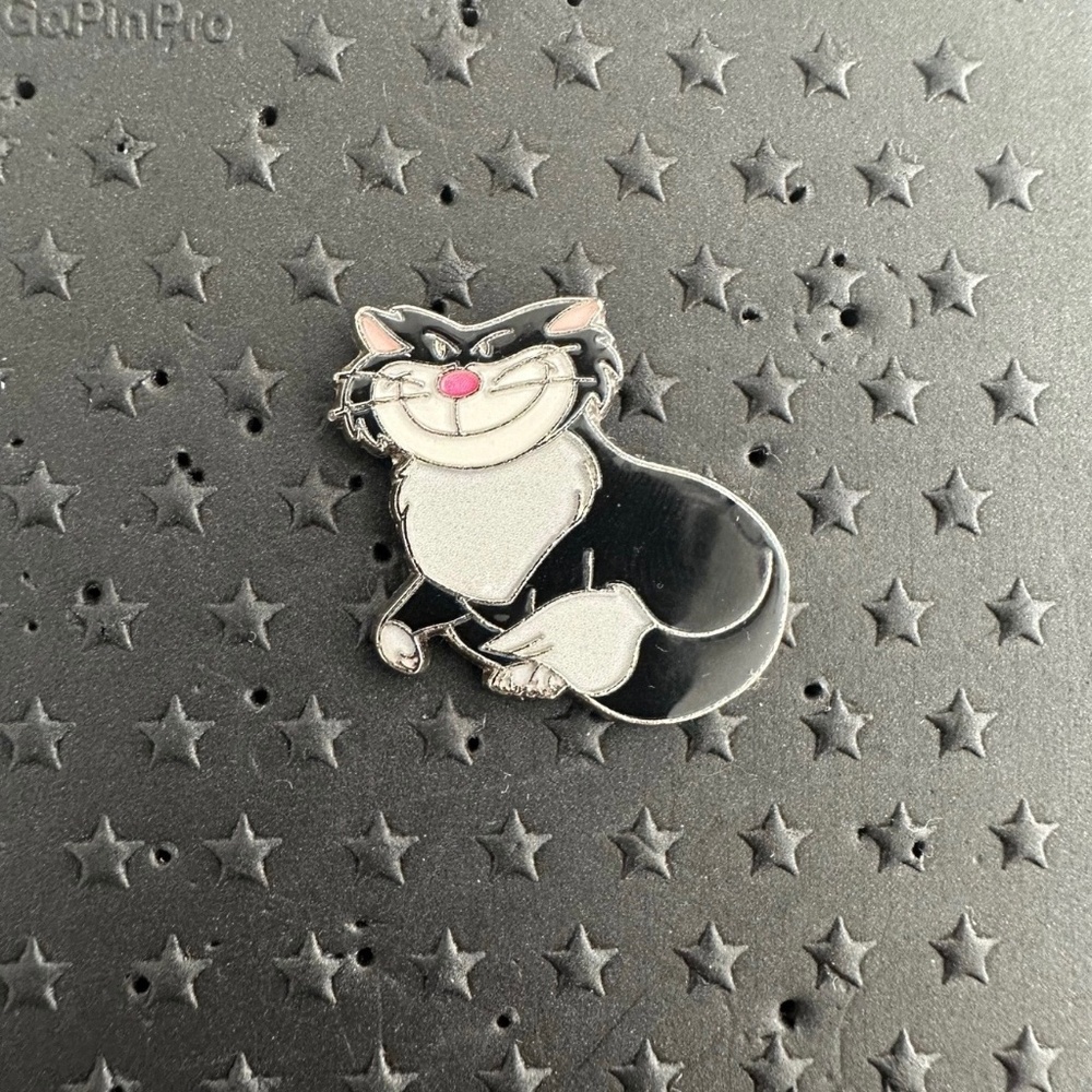 Disney Cats and Dogs Mystery Pin Lucifer Cinderella